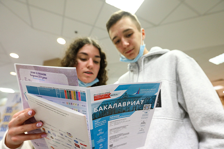 Российские абитуриенты в этом году смогут подать документы очно и дистанционно