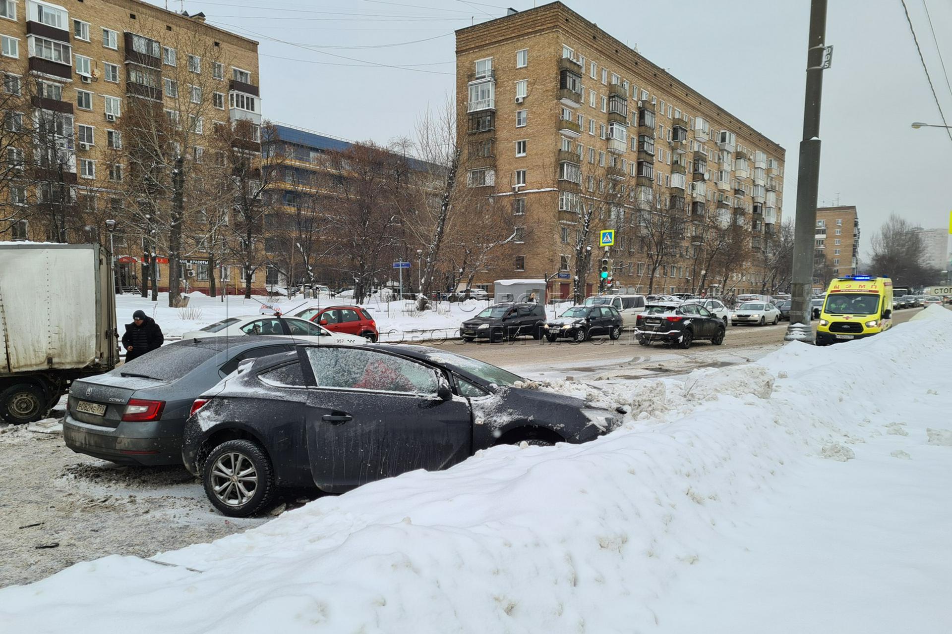 Движение на Дербеневской набережной ограничили из-за ДТП с участием трех автомобилей