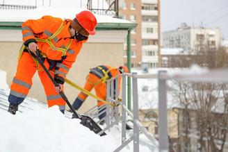 Коммунальные службы продолжат очищать крыши зданий после снегопада