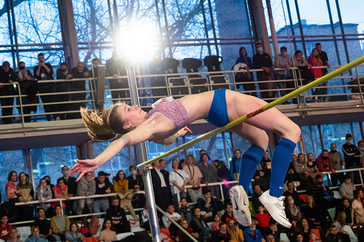 Начинающие прыгуны познакомились с чемпионами