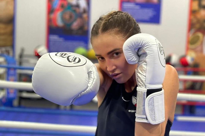 На днях Ольга Бузова предстала перед своими подписчиками в образе боксера