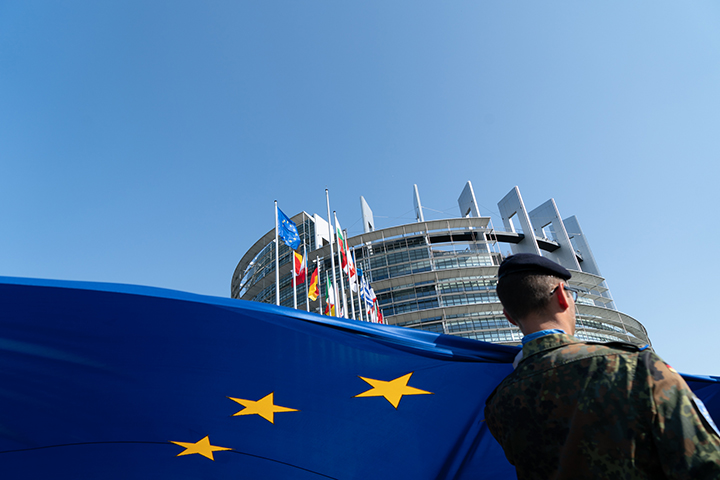 Под зонтиком: почему Европа не может позволить себе ссориться с Соединенными Штатами