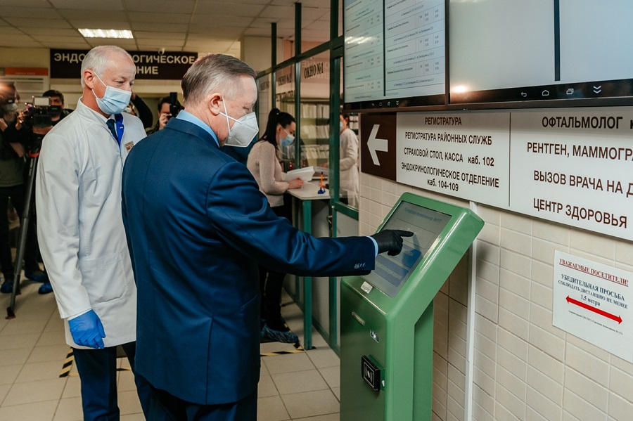 Губернатор Санкт-Петербурга прошел первый этап вакцинации от коронавируса