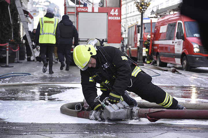 Пожарные ликвидировали возгорание в сварочном цехе в Мытищах
