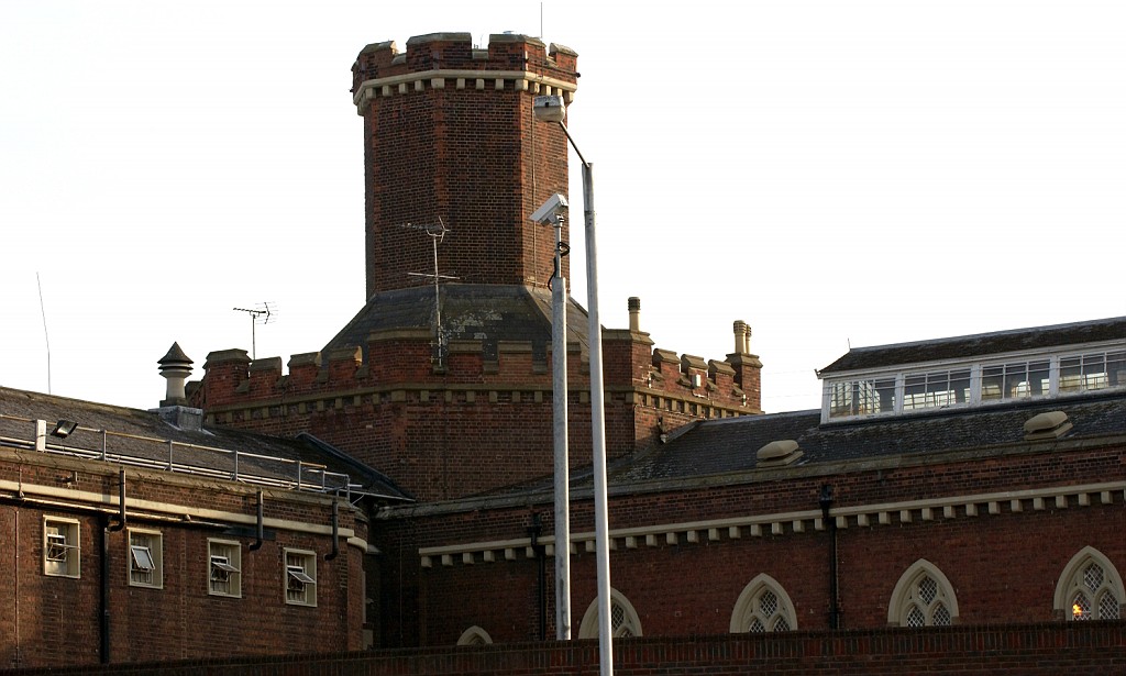 Бэнкси подтвердил авторство граффити на стене Редингской тюрьмы