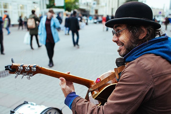 Почти 20 столичных парков откроют площадки для выступления уличных артистов