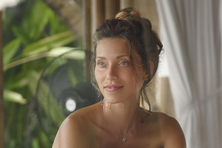 «Очень трогательно»: беременная Тодоренко расплакалась во время песни «Зима-холода»