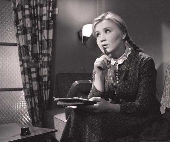 Приехавшая из небольшого сибирского села Фрося Бурлакова столкнулась с множеством проблем во время жизни в столице, но несмотря ни на что, она добилась успеха и исполнила свою мечту