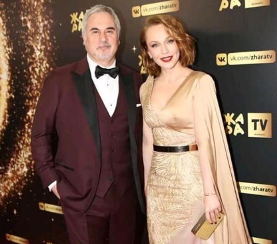 Певца обвиняют в том, что он бросил свою жену и детей ради Альбины Джанабаевой