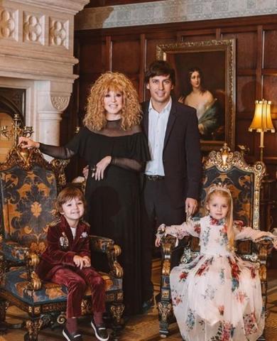 Ранее шоумен Максим Галкин поздравил своих поклонников с наступающим 2018 годом, опубликовав в соцсети общее семейное фото