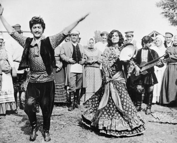 Цыганский хор. Кадр из фильма «Бесстрашный атаман» 1973 года