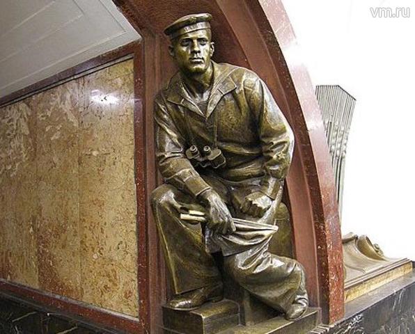 Бронзовый сигнальщик со станции метро «Площади Революции»