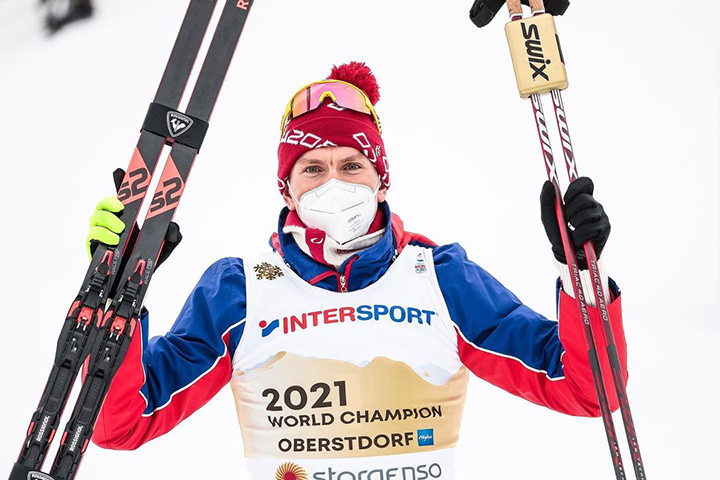 Александр Большунов победил в лыжной гонке на 15 километров на этапе Кубка мира