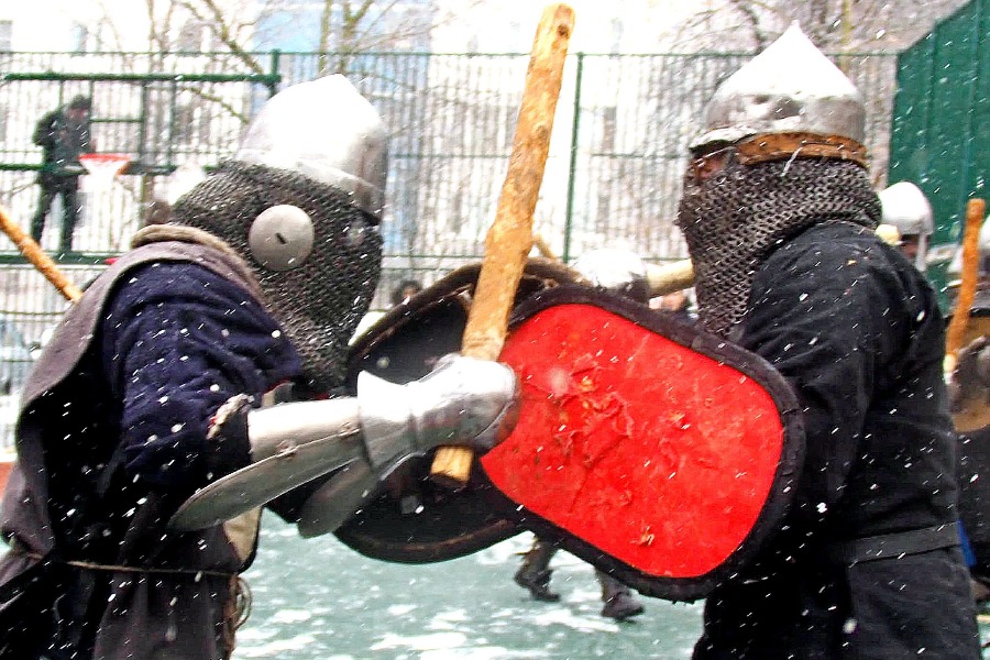 Артем Шариков (слева) из клуба исторической реконструкции «Тевтонский орден» сошелся на поле боя с Василием Лебедевым из «Новограда»