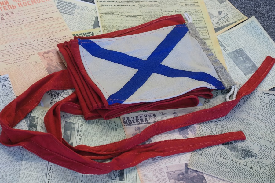 Красный вымпел кораблей Военно-морского флота России — один из экспонатов музея «ВМ». Моряки прозвали его «длинным рублем»