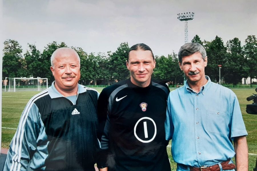 Автор материала (слева) с голкиперами Сергеем Овчинниковым (в центре) и Владимиром Пильгуем