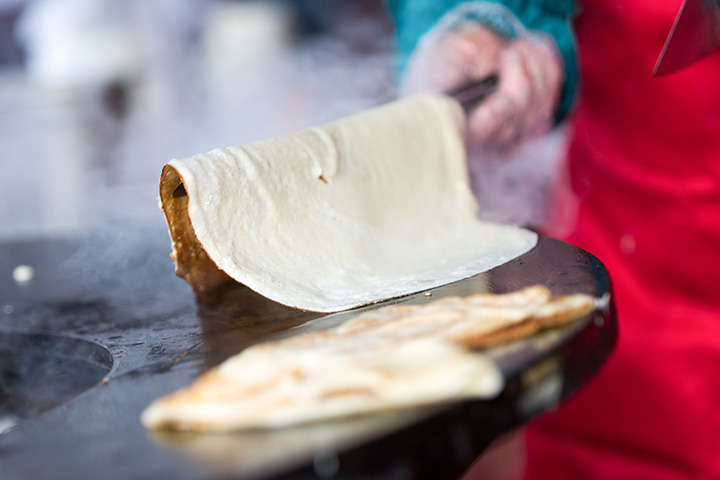 Шоколадные, картофельные или с креветками: студенты московских колледжей поделились рецептами блинов
