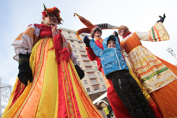 Около 500 тематических плакатов украсили столицу в честь Масленицы