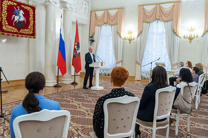 Сергей Собянин вручил московским женщинам-врачам ордена Пирогова