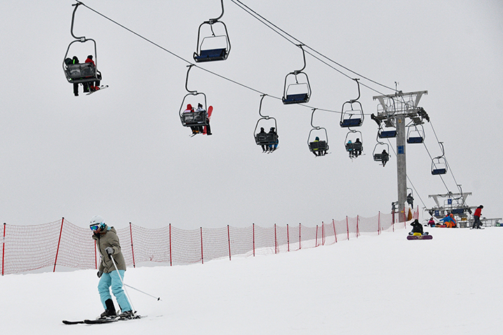 СК начал проверку после падения ребенка с горнолыжного подъемника в Подмосковье