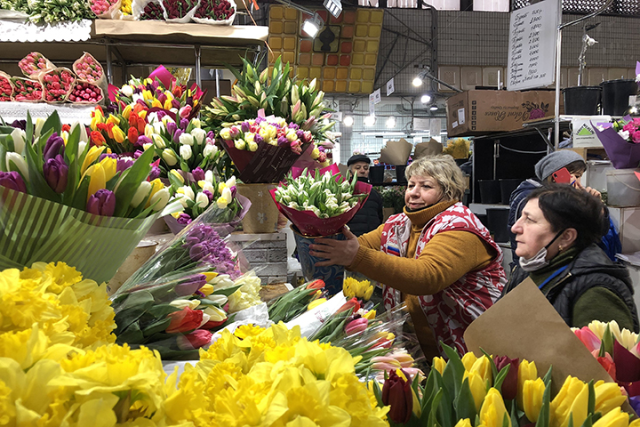 Цветы и сладости: стало известно, сколько россияне потратили на 8 Марта