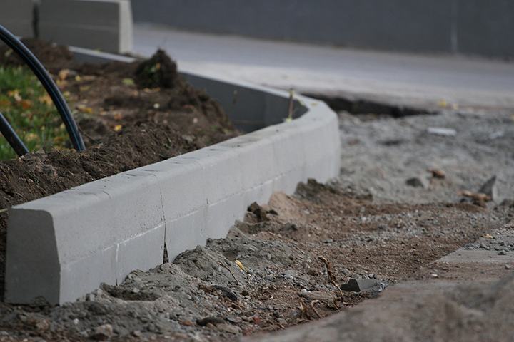 Москвичам рассказали, куда обратиться при обнаружении разрушения дорожного полотна