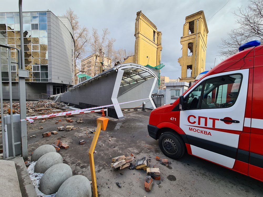 Обрушение стены на западе Москвы попало на видео