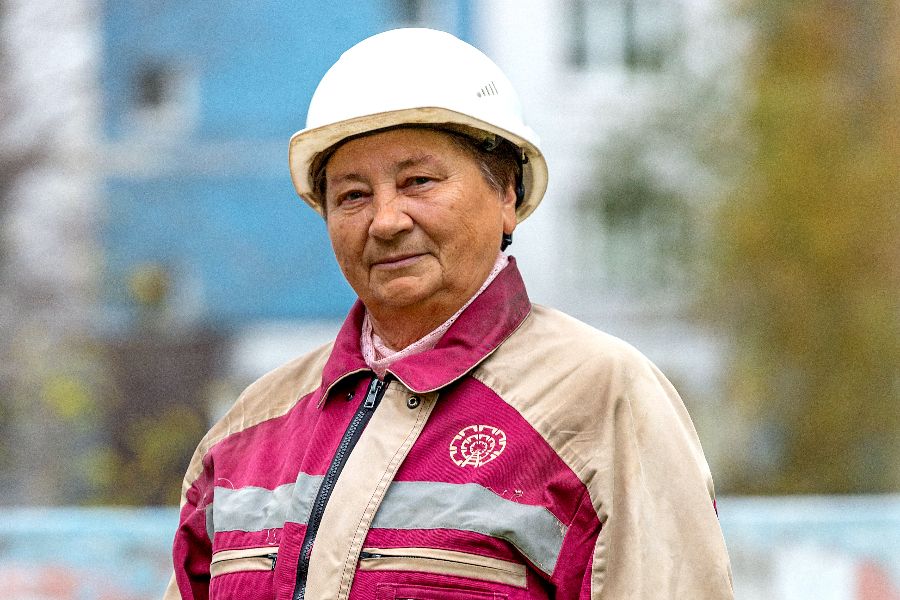 Десятки лет работает на высоте