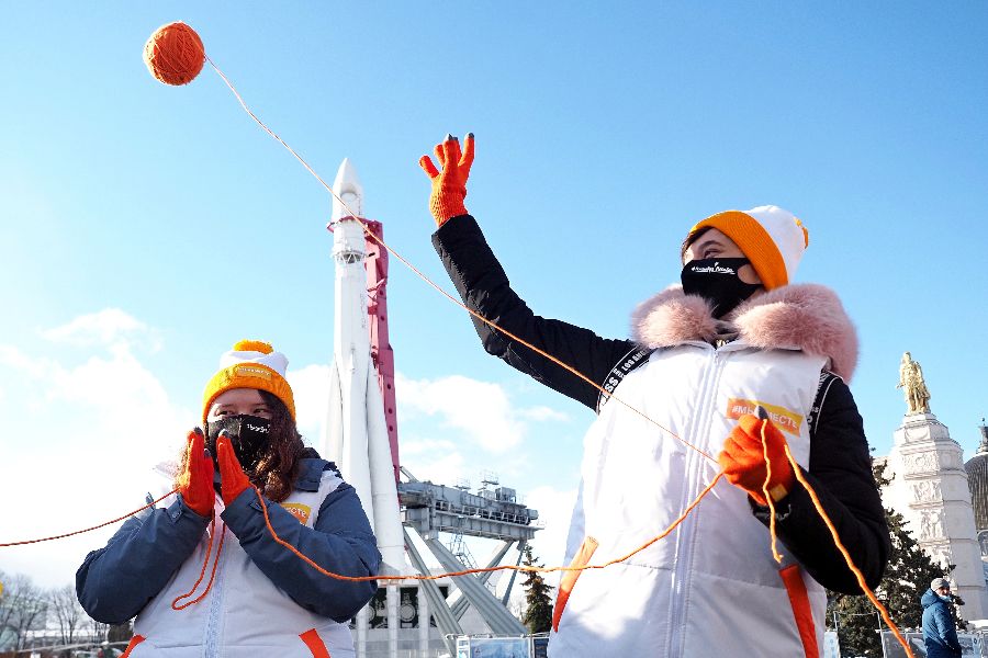 Москвички Светлана Бунцева (слева) и Алена Авдеева говорят, что акция #Мывместе на ВДНХ ассоциируется у них со взаимопомощью и улыбками пожилых людей