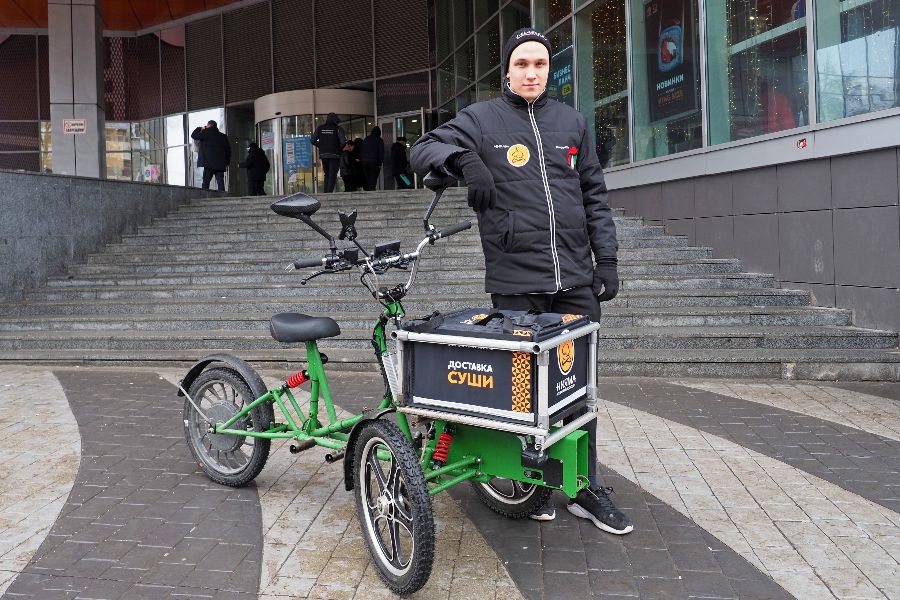 Курьер службы доставки ресторана восточной кухни Всеволод Артюх помогает тестировать электротрайк. Каждый день он проезжает на нем несколько десятков километров, чтобы вовремя доставить заказы клиентам
