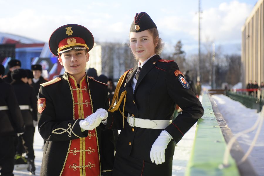 Ученики 7-го кадетского класса школы № 1770 Леонид Лунев и Анастасия Рубцова на седьмом ежегодном форуме кадетского образования Москвы «Честь имею служить Отчизне!». Помимо военной подготовки, ребята учатся играть на музыкальных инструментах и являются участниками школьного оркестра