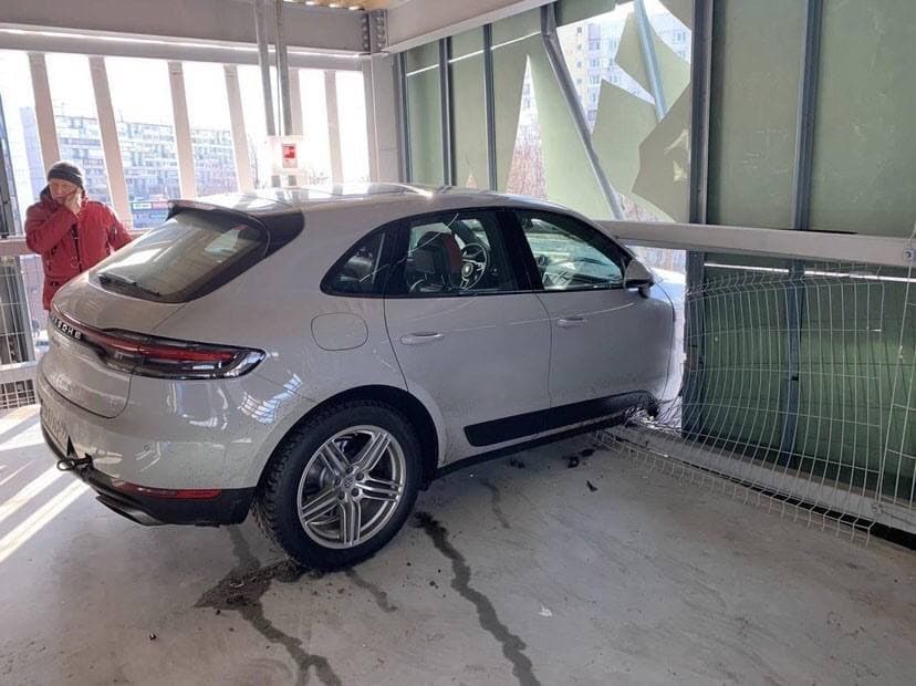 Водитель пробил стену паркинга на третьем этаже в Москве