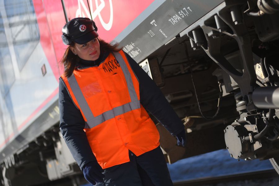 Помощник машиниста Виктория Власенкова осматривает поезд перед своим первым рейсом
