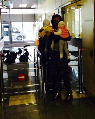 Певец Филипп Киркоров приехал с детьми в Москву