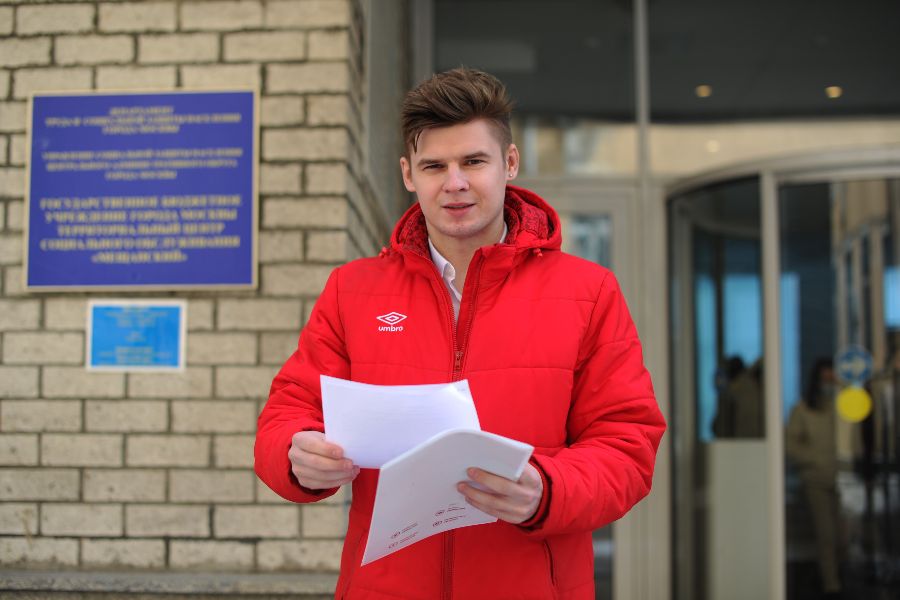 Соцработник Территориального центра соцобслуживания «Мещанский» Степан Иванов выходит из учреждения, чтобы отправиться на выполнение заявки