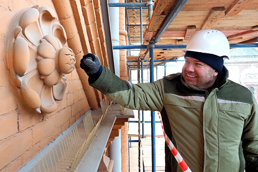 Научный руководитель проекта реставрации фасадов здания музея Отечественной войны 1812 года Владимир Журин показывает один из элементов исторического декора. Точно такие же керамические цветы появятся и на северном фасаде, где они, увы, не сохранились