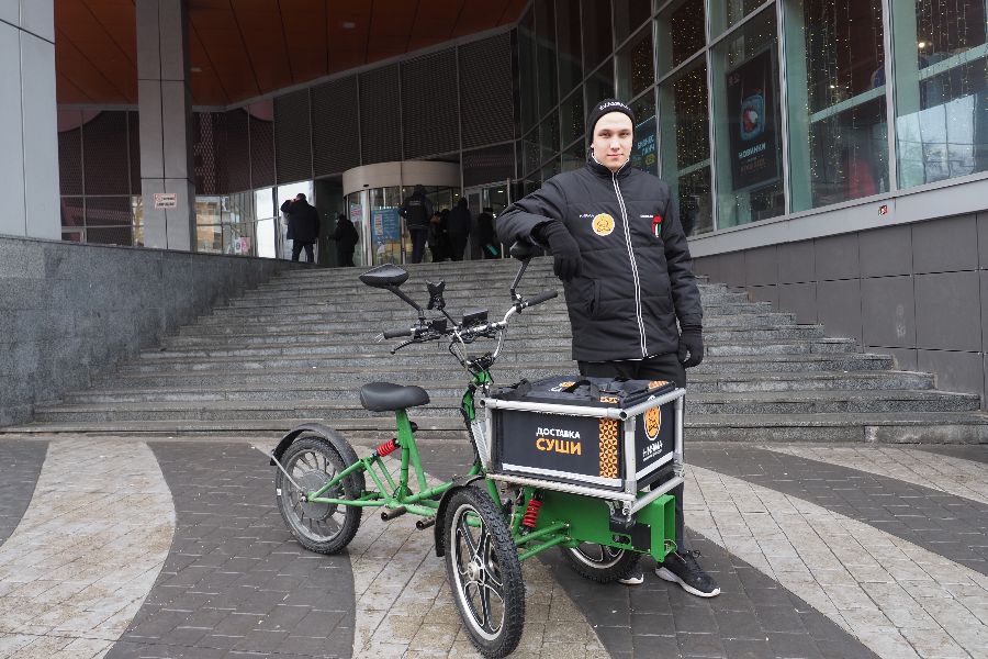 Курьер службы доставки Всеволод Артюх испытывает разработку столичных изобретателей