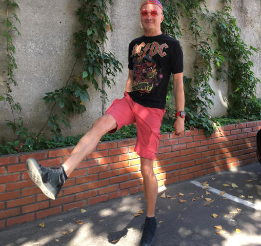 Синяков сновал туда-сюда, переходя с шага на рысь, много курил, впадал в меланхолию, выпадал в суету, теребил свои листочки и незаметно волновался