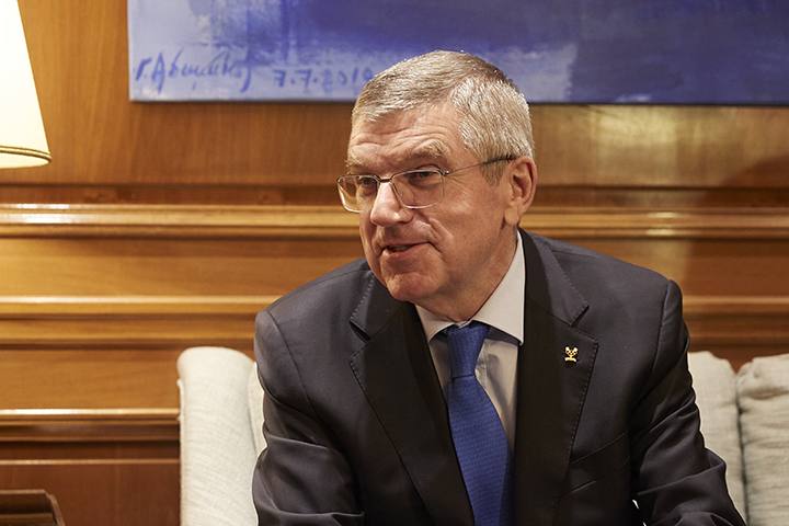 Томас Бах посетил финал женского командного многоборья на Олимпиаде-2020