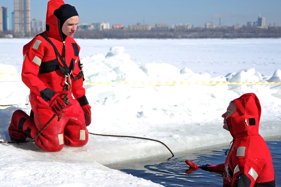 Член добровольной пожарной команды «Спасение ПРО» Иван Анохин (слева) спасает «утопающего» Тараса Кучеренко на учениях