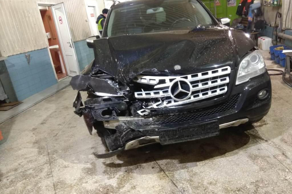 Сотрудник московской автомойки разбил внедорожник клиента, на котором решил прокатиться