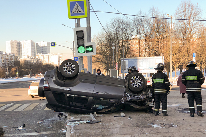 Автомобиль опрокинулся после ДТП на Чертановской улице