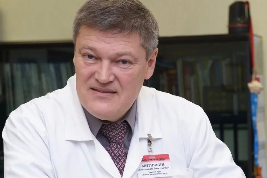 Главврач больницы имени Иноземцева Александр Митичкин на рабочем месте