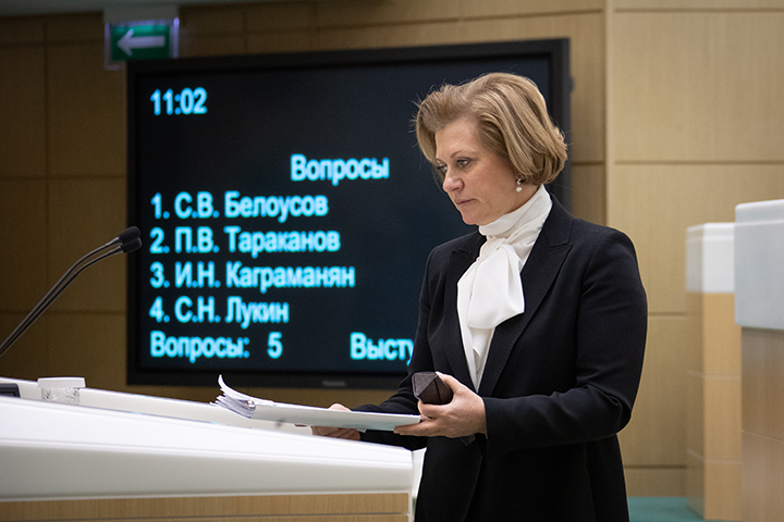 Попова заявила, что в России есть британский и южноафриканский штаммы COVID-19