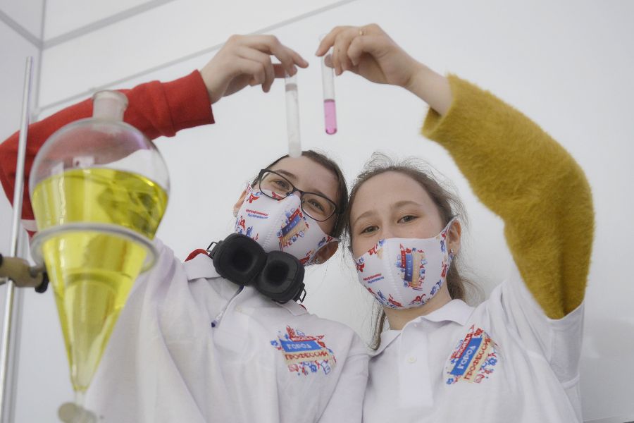 лаборатории биотехнологии столичного Университета пищевых производств — участницы проекта «Москва — город профессий» Ксения Кузнецова (слева) и Любовь Макаренко. Они успешно справились с тестовой задачей — выделили молекулы ДНК из банана