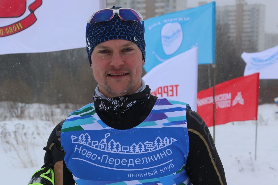 Москвич Георгий Журкин первым среди мужчин финишировал на дистанции 15 километров. Спортсмен побеждает в «Алешинской лыжне» уже второй раз