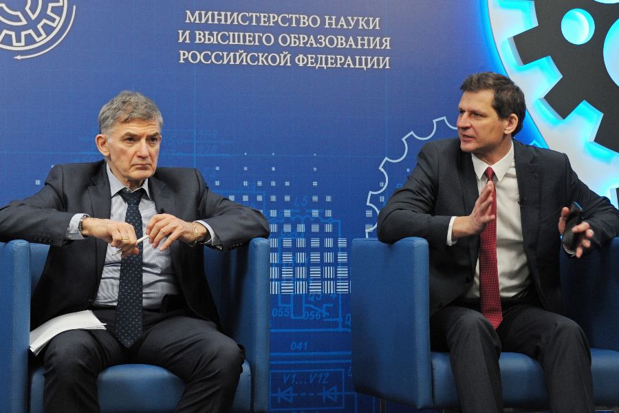 Ректор МИФИ Михаил Стриханов (слева) и представитель оргкомитета Всероссийского инженерного конкурса Валерий Карезин на церемонии открытия