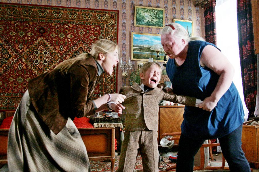 Саша Савельев (Александр Дробитько) стал жертвой «разборок» мамы Ольги (Мария Шукшина, слева) и бабушки Нины Антоновны (Светлана Крючкова)