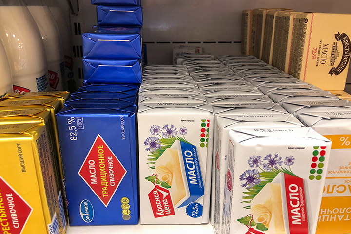 Неизвестный вынес из магазина на западе Москвы 15 пачек масла