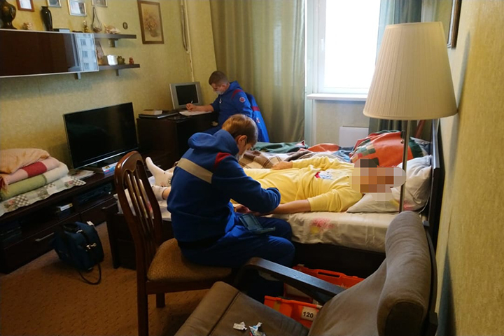 Спасатели оказали помощь пожилой женщине на юге Москвы